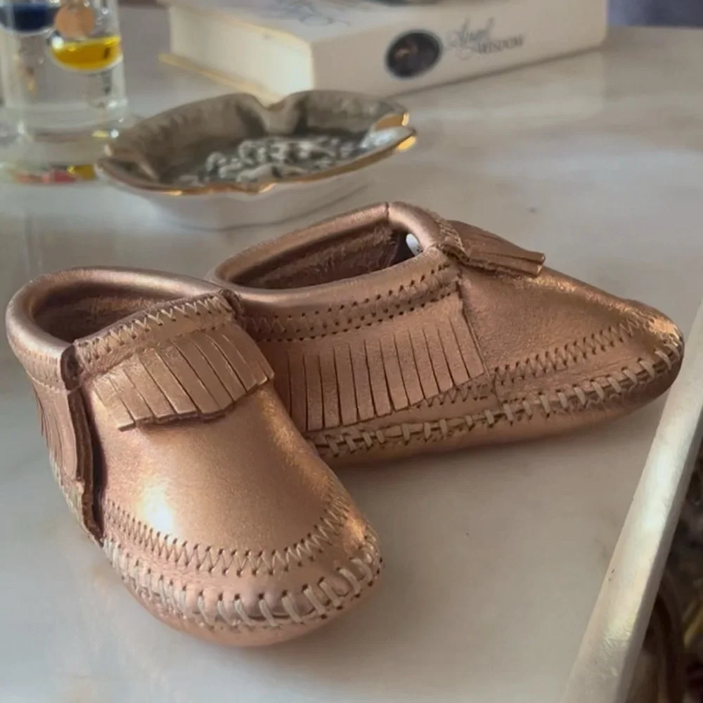 Infant MINNETONKA Rose Gold Leather Fringe Moccasins
